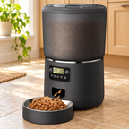 Distributeur de croquettes automatique dans son décor