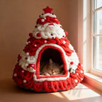 Niche sapin de Noël rouge et blanc près d'une fenêtre